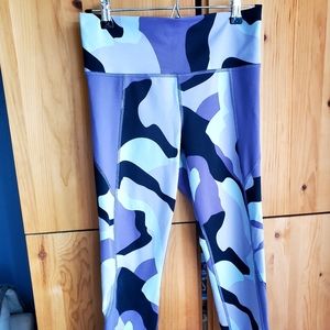 Under Armour Women's Purple Camo Heatgear Cropped Leggings size medium